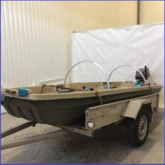 Venepressutuki 110 cm asennettuna veneen kaiteisiin