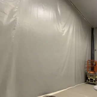 Verho tilanjakajana varastossa