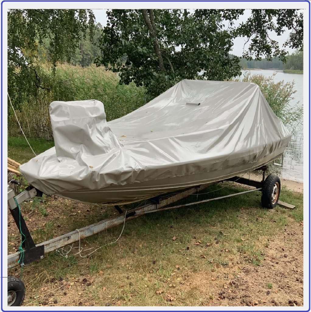 PVC-venepeite hitsatuilla saumoilla veneen päällä