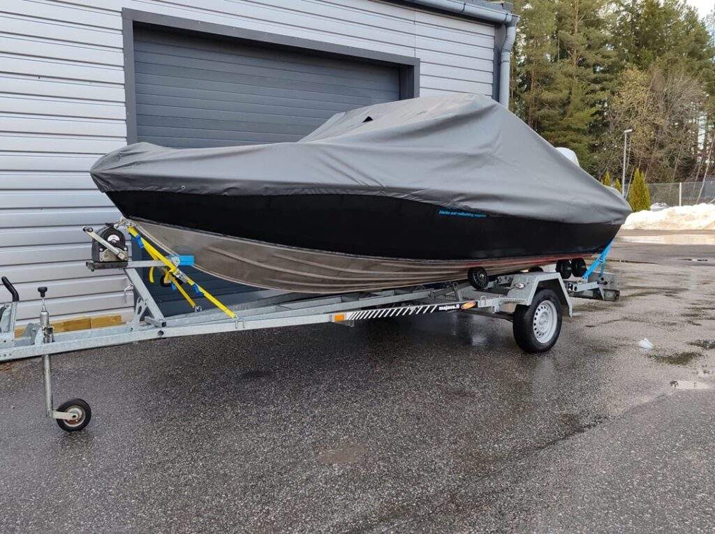 vene trailerilla talvella,