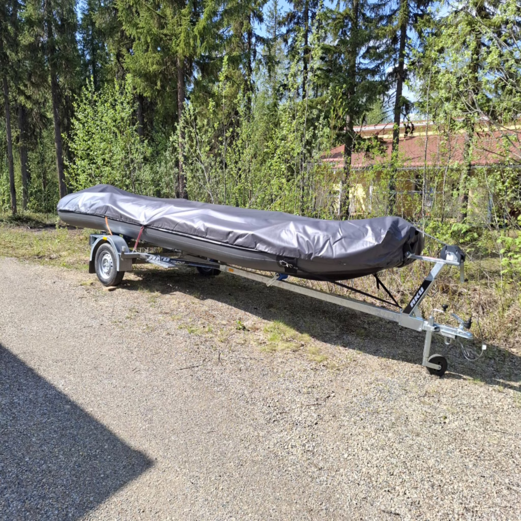 Kumiveneen suojapeite suojaamassa PVC-venettä kopukka