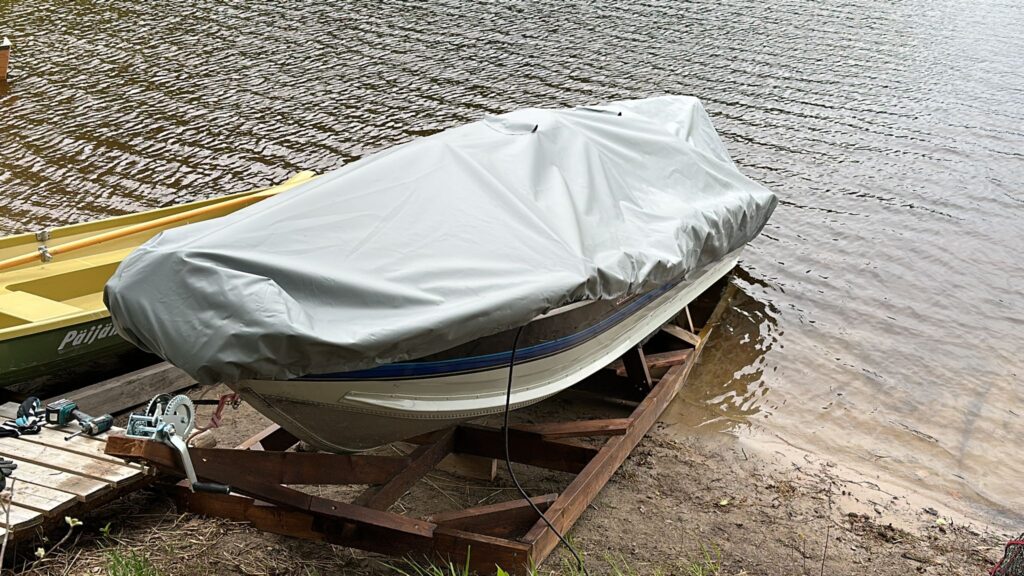 vene veneennostotelakalla suojattuna PVC-venepeitteellä
