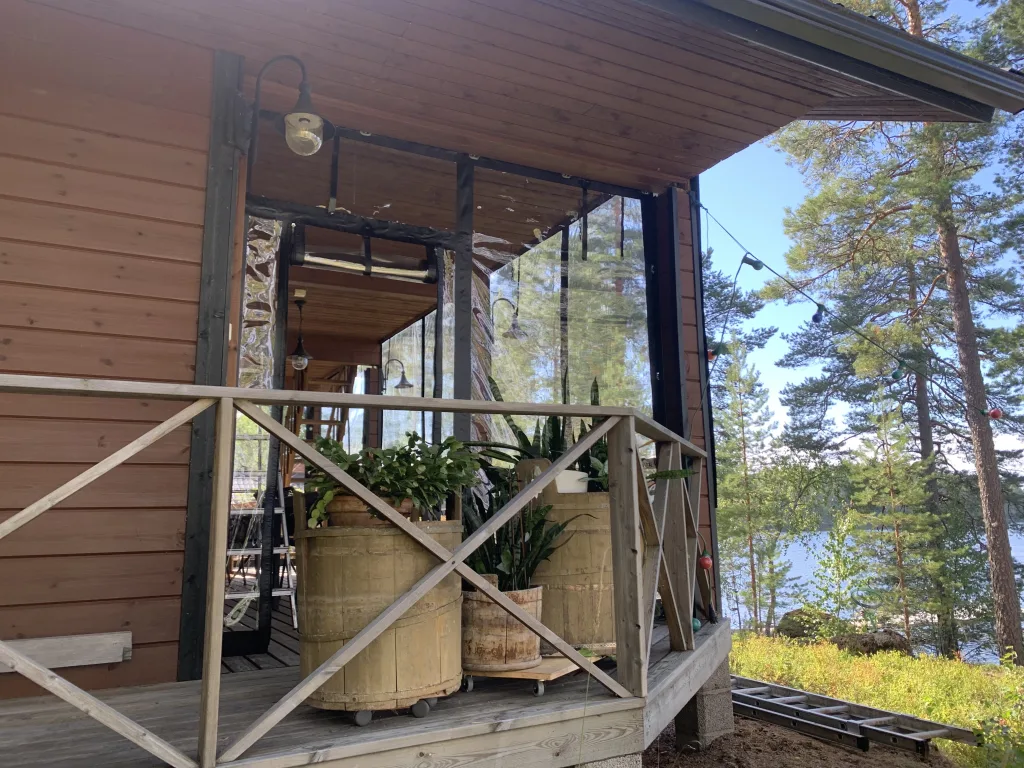 Mittatilaustyönä tehdyt ulkoverhot katetulle terassille