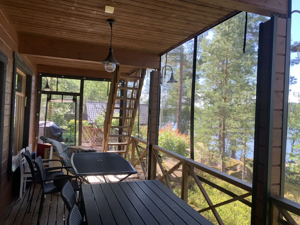 Mittatilaustyönä tehdyt ulkoverhot katetulle terassille