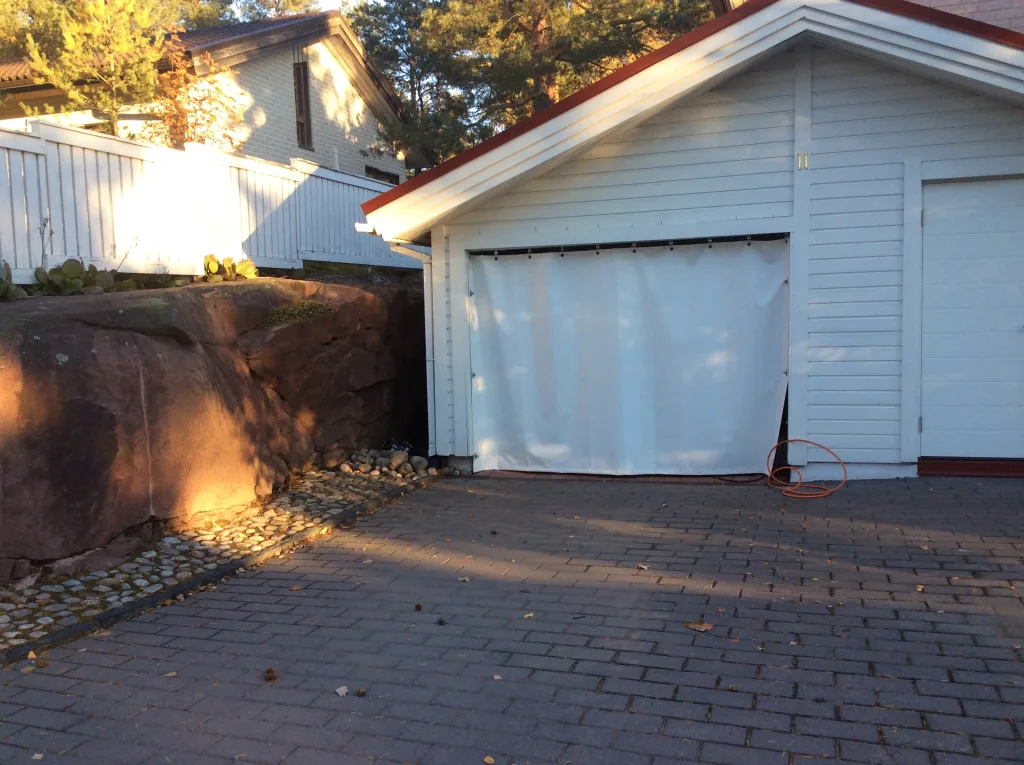 Pressuovi varaston oviaukossa suojaamassa tuulelta ja kylmältä