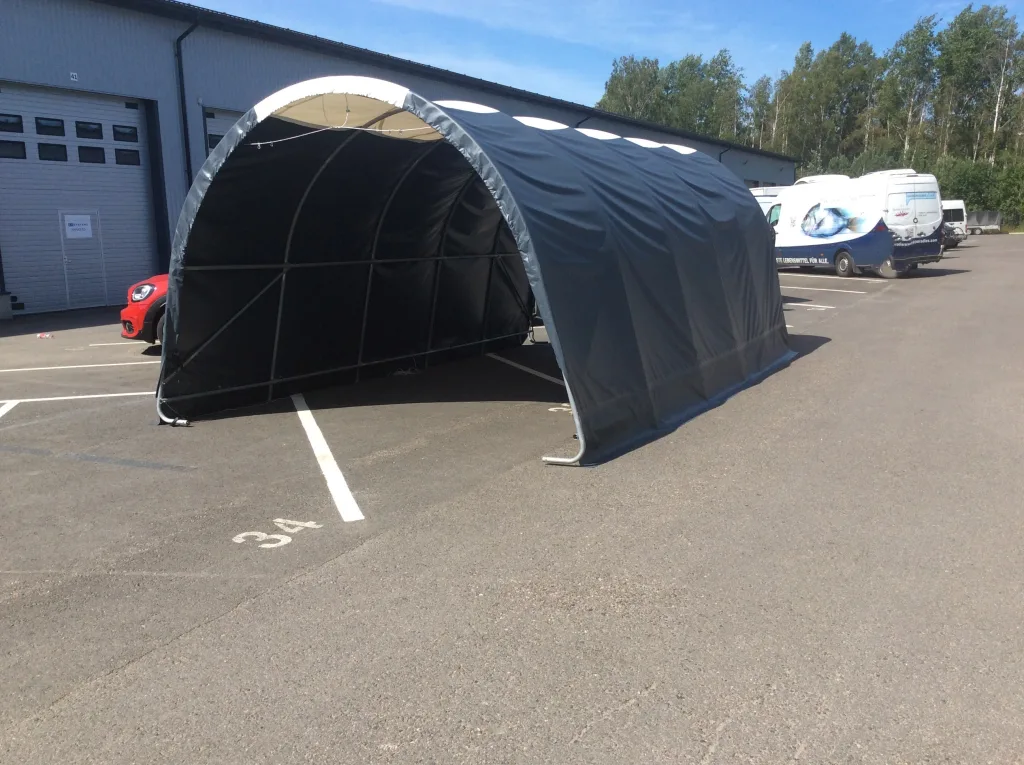 Pressutallin pressu suojaamassa ajoneuvoa ulkosäilytyksessä