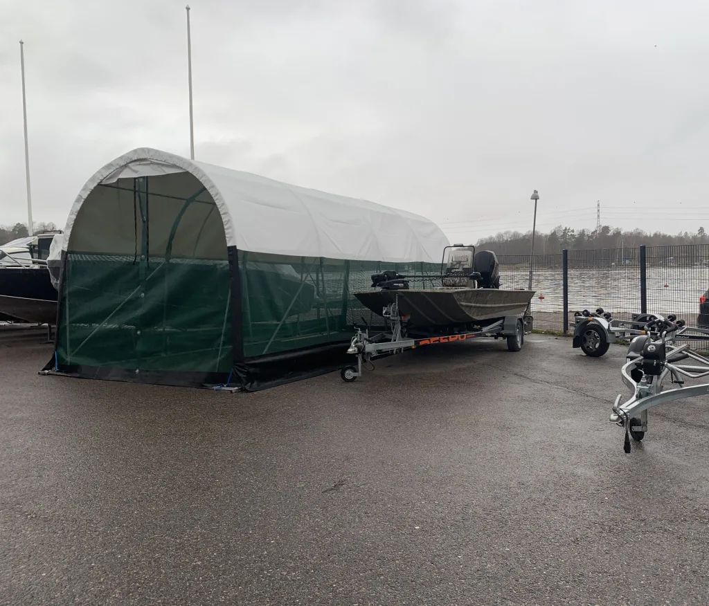 UV-suojattu pressu pressutalliin pihakäytössä