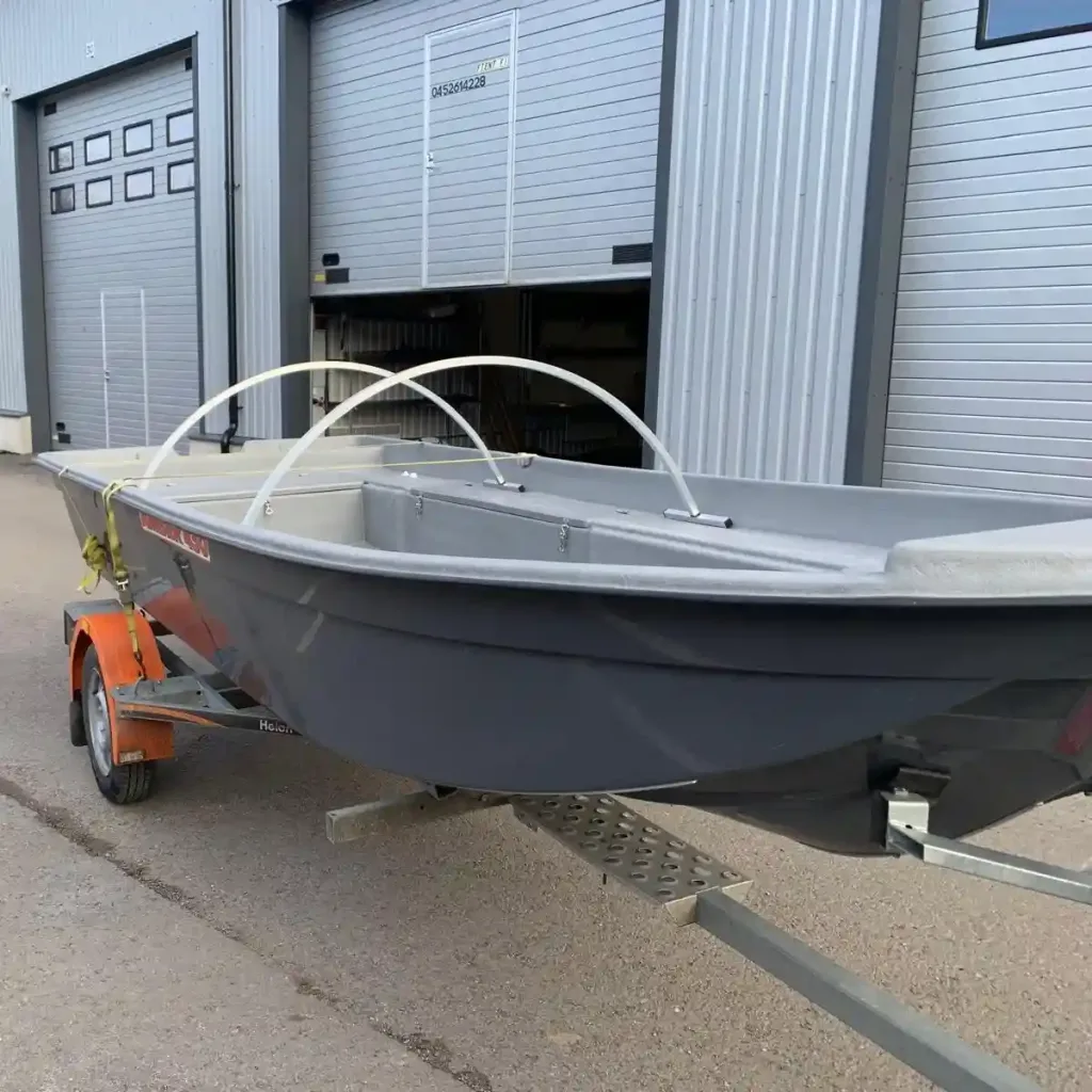 Veneteltta tukikaarilla estää veden kertymisen