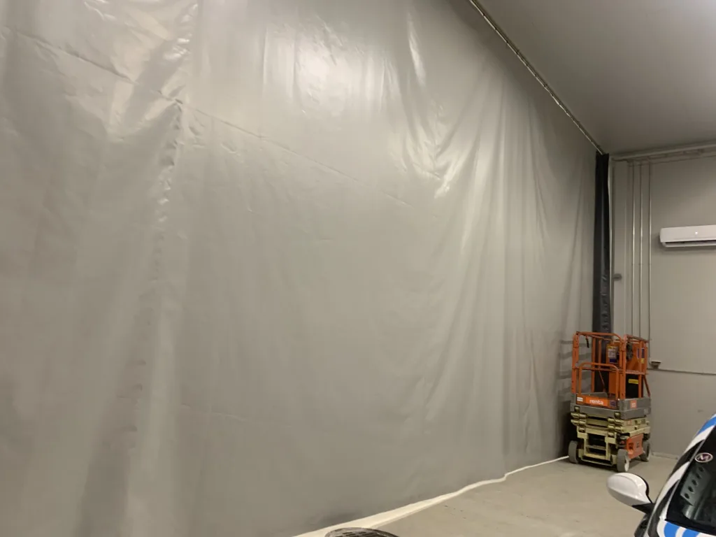 Lämpöverho autotalliin