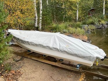 Venesäilytys mökillä venepressun alla rannassa