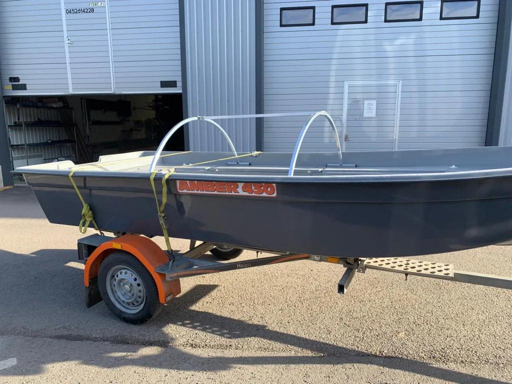 Paadikate paadi transportimiseks treileril