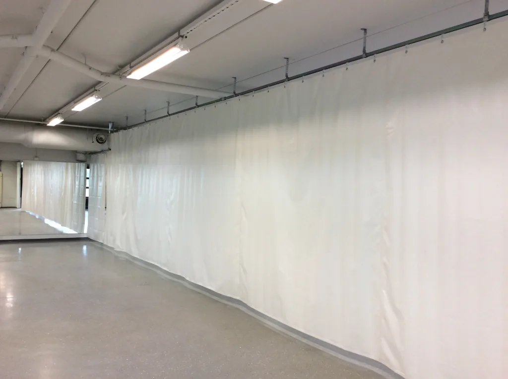 PVC oviverho autoliikkeen pesutilassa