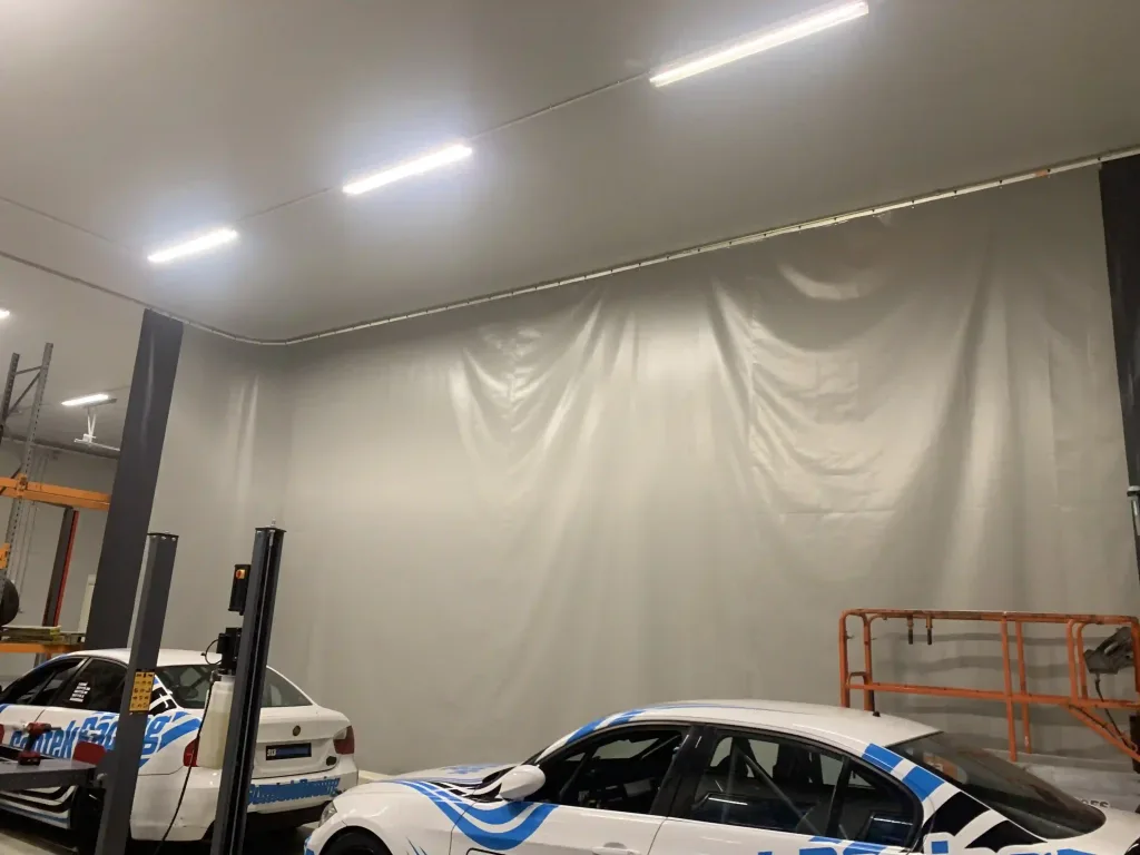 Pesuverhot autoliikkeen hallissa