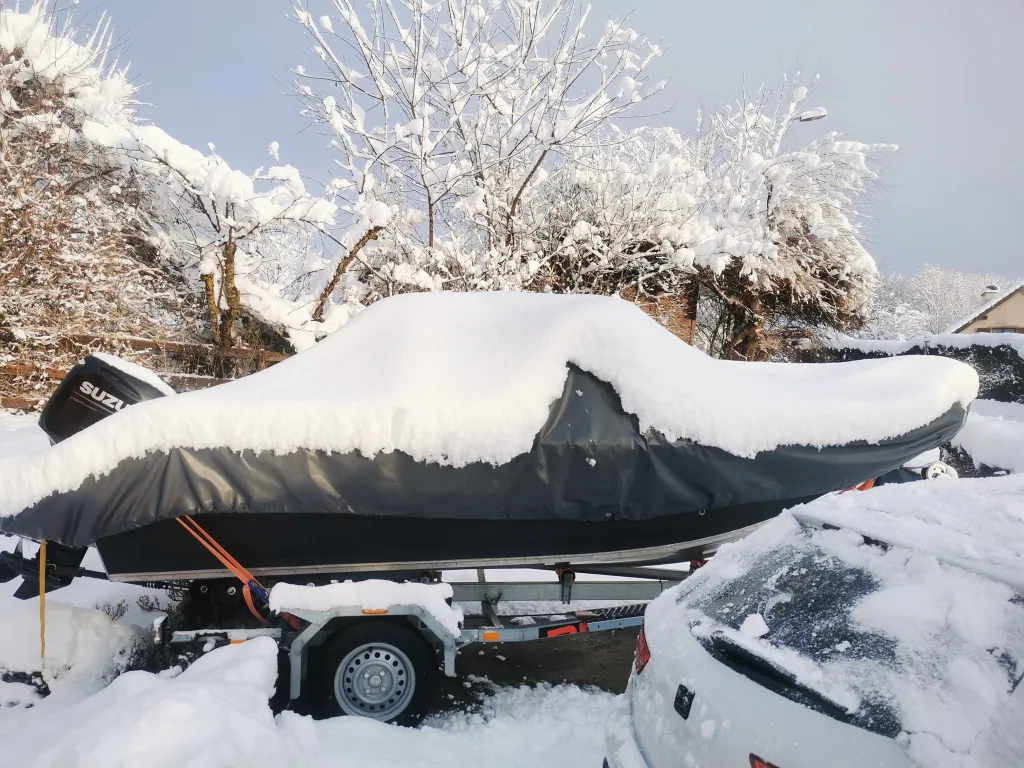 Vinterförvaring av båt utomhus med PVC-båttäckning