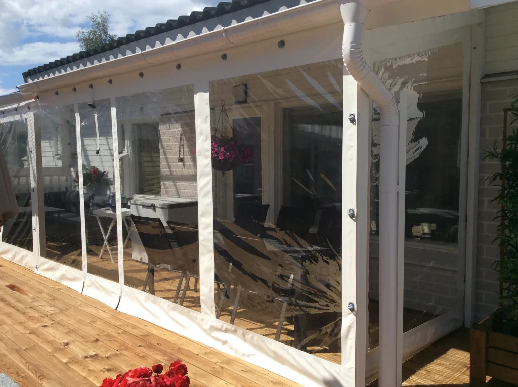 Terassiverhot suojaavat avoimen terassin tuulelta ja sateelta