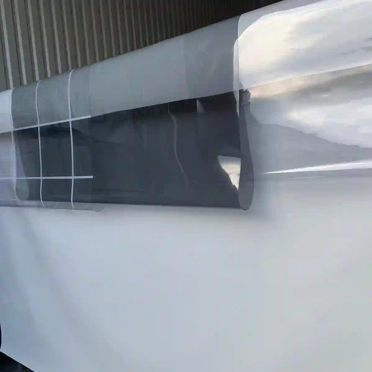Sävytetty muovikalvo 137 cm 0,5 mm ulkokäyttöön terassille ja verannalle