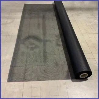 Musta PVC-pinnoitettu polyesteriverkkokangas rullassa, silmäkoko 2 mm ja leveys 234 cm